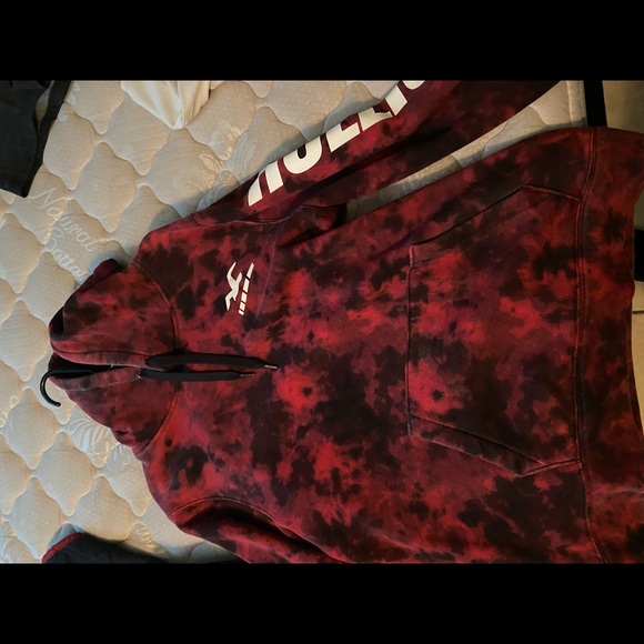 Hollister bundles comes with a hoodie and 2 t shirts - Picture 5 of 6